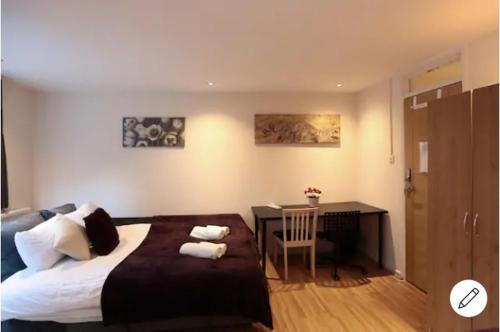 1 dormitorio con cama y escritorio. en Comfy Bedrooms near Euston Station - 1 Exmouth, en Londres