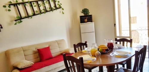 サン・ヴィート・ロ・カーポにあるCasa Vacanza Leonardaのリビングルーム(テーブル、ソファ付)