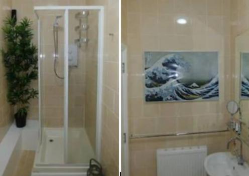 twee foto's van een badkamer met een douche en een toilet bij Stylish Double Room in City Centre - Shared Bathroom - Parking in Preston