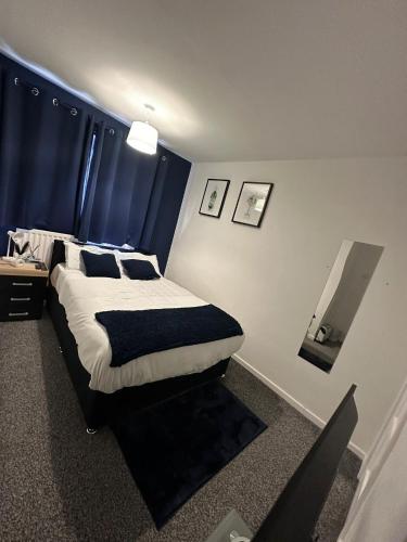 1 dormitorio con 1 cama grande y cortinas azules en One room only Bathroom and toilet shared Located in the city en Newcastle