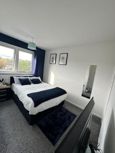 Schlafzimmer mit einem Bett mit blauer und weißer Bettwäsche in der Unterkunft One room only Bathroom and toilet shared Located in the city in Newcastle upon Tyne