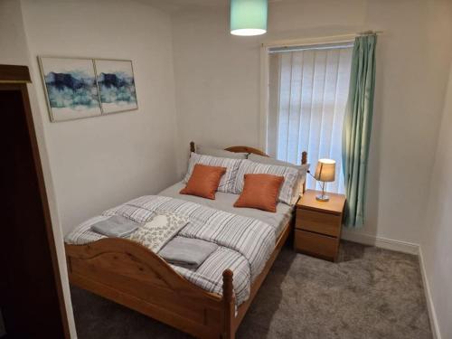 1 dormitorio con cama con almohadas y ventana en Oasis Abode @Shiremoor, 