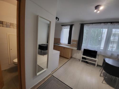 uma casa de banho com um espelho, uma mesa e uma janela em HI Downtown Apartment A308 em Budapeste