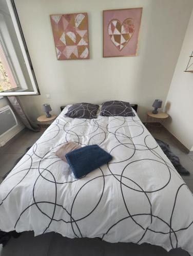 a bedroom with a circular bed with a blue pillow on it at Charmant appart près Europa-Park Rulantica 30 min in Erstein