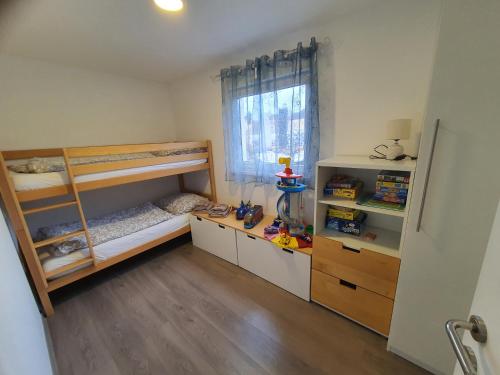 una camera con 2 letti a castello e una finestra di Ferienwohnung Weizblick a Weiz