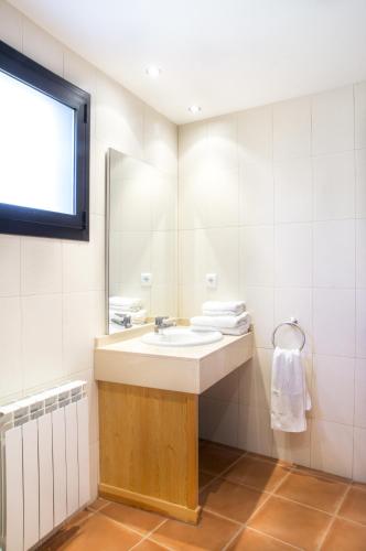 a bathroom with a sink and a mirror at Apartamentos Casa Masover in Buira
