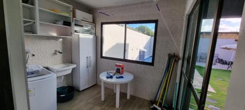 een kleine badkamer met een tafel en een raam bij CASA DE TAMANDARÉ in Tamandaré