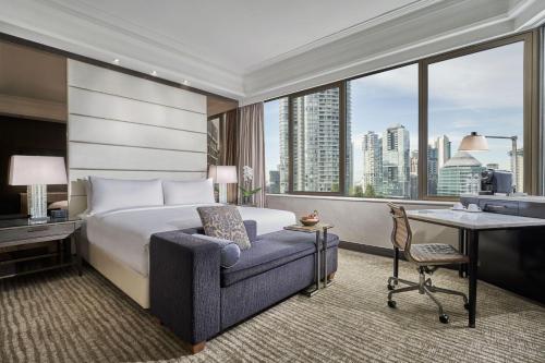 Habitación de hotel con cama, escritorio y silla en Singapore Marriott Tang Plaza Hotel, en Singapur