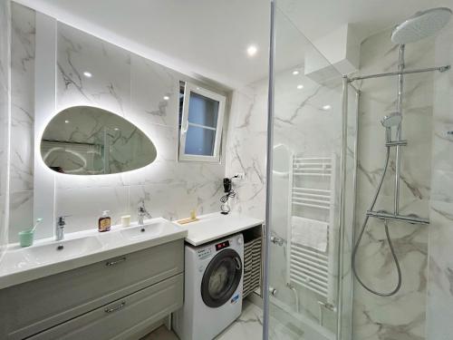 een badkamer met een wasmachine en een douche bij Cosy Louvre in Parijs