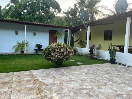 ein Haus mit einem Garten und einem Innenhof in der Unterkunft Sítio em Marimbondo in Marimbondo