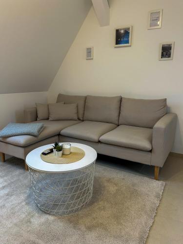 a living room with a couch and a table at Ferienwohnung AS5 Two Bamberg - zentrale Lage mit Parkplatz in Hallstadt