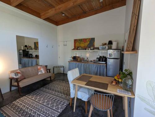 Pahoa的住宿－Eco-Farm Self-Contained Studio，客厅配有桌子和沙发
