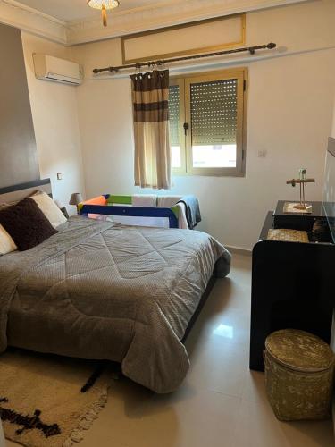 sypialnia z łóżkiem i oknem w obiekcie Yacout Appartement Majorelle w Marakeszu