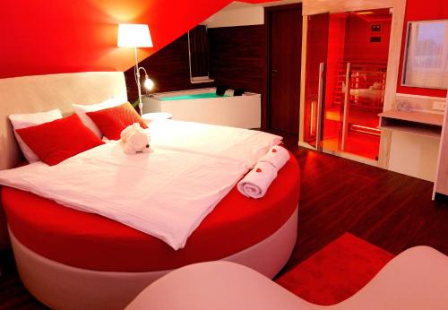 um quarto com uma cama com dois bichos de peluche em Vi-Li Panzió em Maklár
