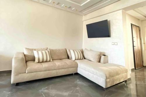 Il comprend un salon doté d'un canapé et d'une télévision à écran plat. dans l'établissement Apartment in Agadir (avenue des far ), à Agadir