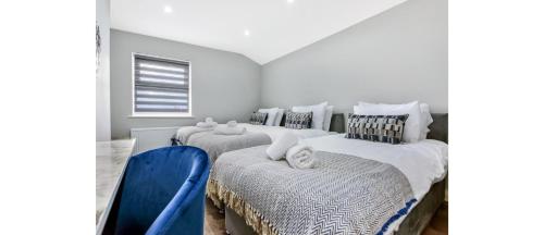 Postel nebo postele na pokoji v ubytování Cozy 3 Bedroom Flat in London!