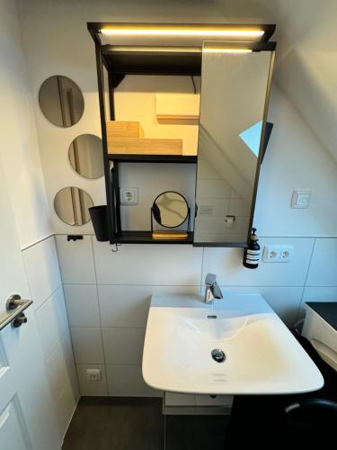 y baño con lavabo y espejo. en Modernes Apartment, voll eingerichtet inkl Parkplatz WLAN en Bremen