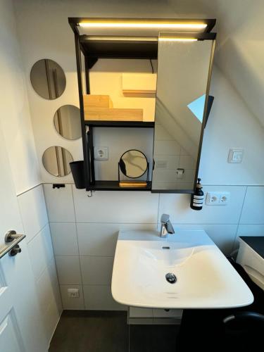 Bilik mandi di Modernes Apartment, voll eingerichtet inkl Parkplatz WLAN