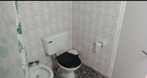 baño con aseo con tapa negra en Caminos de Mendoza, en Mendoza
