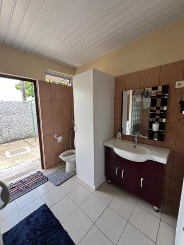 łazienka z umywalką i toaletą w obiekcie Chez Rereani w mieście Punaauia