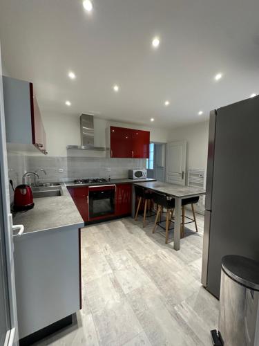 une cuisine avec une table et une salle à manger dans l'établissement La Victoria - Charmante maison en centre ville - Gare - Jardin, au Mans