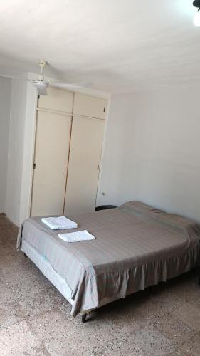 1 dormitorio con 1 cama con 2 toallas en Departamento para 2 personas en Bialet Massé