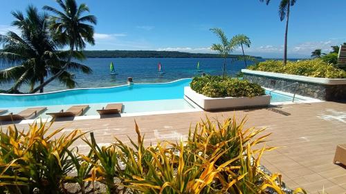 una piscina con vista al agua en Kembali Vista Villa, en Fernandez