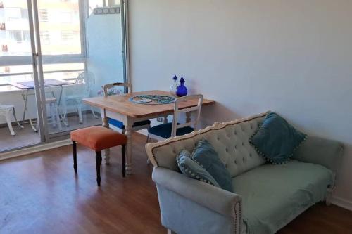比尼亞德爾馬的住宿－Viña del Mar desde lo alto，客厅配有沙发和桌子