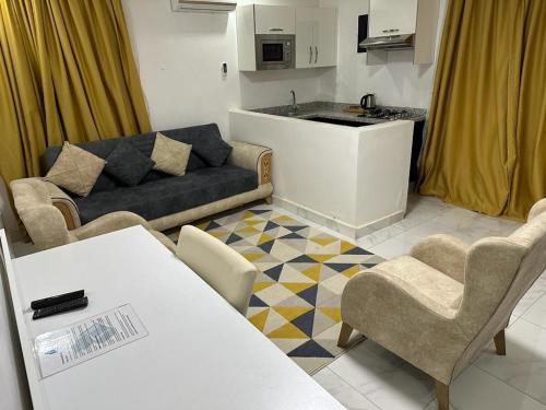 努瓦迪布Hôtel Esma Nouadhibou的带沙发、桌子和椅子的客厅