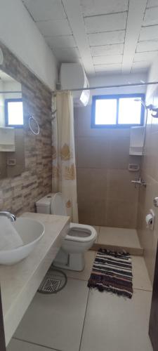 y baño con lavabo, aseo y ducha. en Apartamento 12 (4 personas) en Punta Del Diablo