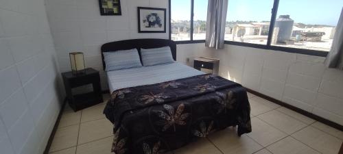 niewielka sypialnia z łóżkiem i oknem w obiekcie Apartamento 12 (4 personas) w mieście Punta del Diablo