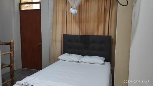 曼科拉的住宿－La casa de Joan，床上有2个白色枕头