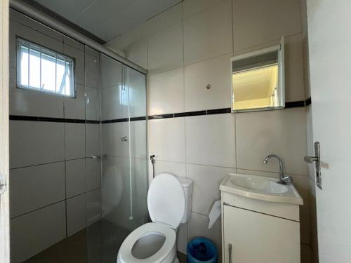łazienka z toaletą i umywalką w obiekcie Pousada Familiar w mieście São Gabriel