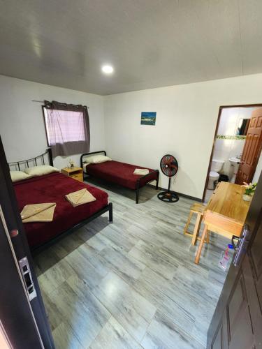 1 dormitorio con 2 camas, mesa y escritorio en Kiapok Canaima, en Canaima