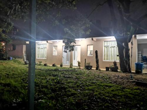 une maison la nuit avec les lumières allumées dans l'établissement Departamento con área verde, à Zacatlán