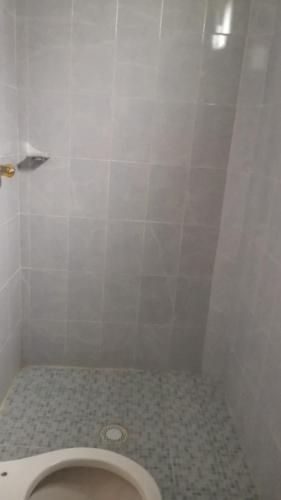 La salle de bains blanche est pourvue de toilettes. dans l'établissement Departamento con área verde, à Zacatlán