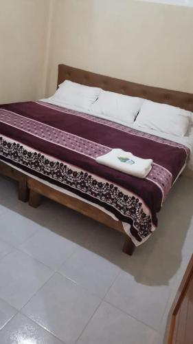 - un lit avec 2 oreillers et des serviettes dans l'établissement Departamento con área verde, à Zacatlán