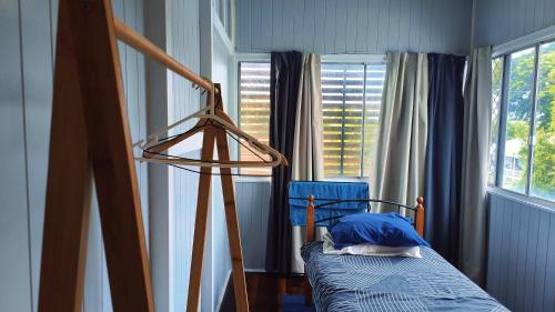sypialnia z łóżkiem i oknem w obiekcie Brisbane Budget Homestay w mieście Brisbane