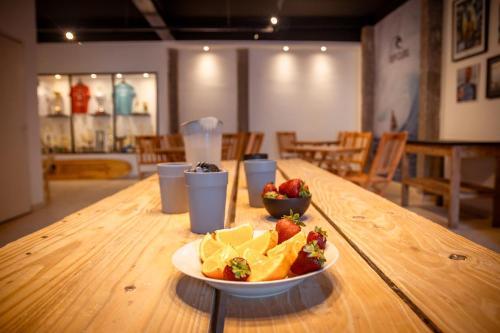 a wooden table with a plate of fruit on it at Las Golondrinas Mar del Plata in Mar del Plata