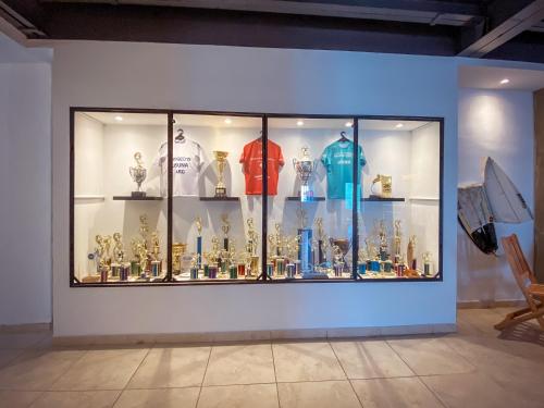 a display case with a bunch of vases on display at Las Golondrinas Mar del Plata in Mar del Plata