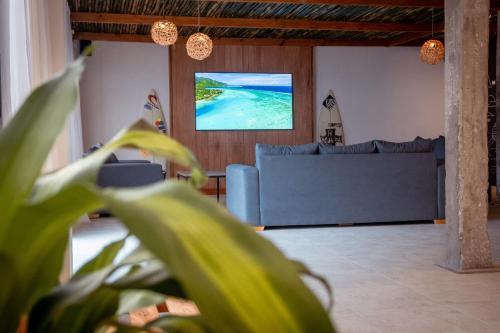 a living room with a couch and a table at Las Golondrinas Mar del Plata in Mar del Plata