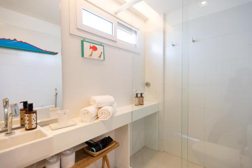 a bathroom with a sink and a shower at Pousada Mar em Mim in Fernando de Noronha