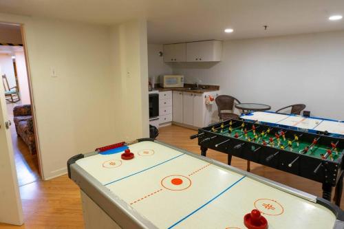 a room with a ping pong table in a kitchen at 227 Le confort de l'Auberge ! in Trois-Rivières