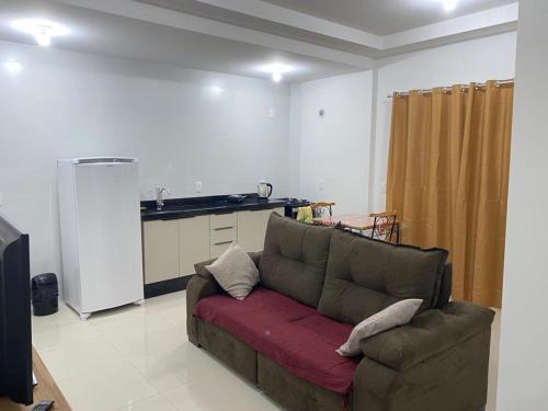 Il comprend un salon avec un canapé et une cuisine. dans l'établissement Apartamento Novo 500m da praia de Itajuba, à Barra Velha
