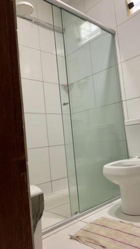Apartamento caminho de Moisés في ماراغوغي: حمام مع دش زجاجي ومرحاض