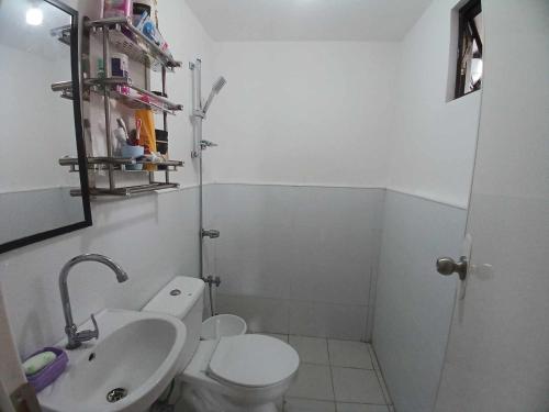 Transient Home Abucay Bataan - 2 BR tesisinde bir banyo