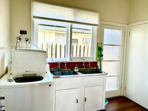 a kitchen with a sink and a window at Four Seasons Home家四季客栈 in Melbourne