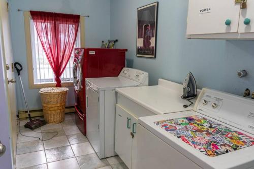 uma cozinha com um frigorífico e uma máquina de lavar roupa em 232 Espace pour l'Aventure familiale em Trois-Rivières