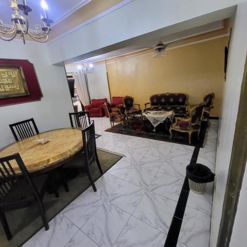 a living room with a table and a couch at شقه فى ميامى بالاسكندريه مطله على البحر in Alexandria