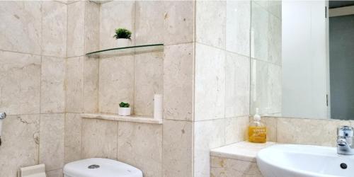 Ванная комната в Apt Bellagio 2 BR Gold With Wi-Fi, Pool & Netflix